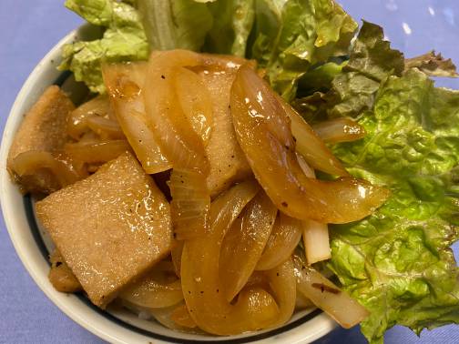 今日は・・・おからこんにゃく炒め丼！